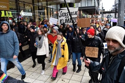 Greta Thunberg joins 10,000 climate marchers in Stockholm