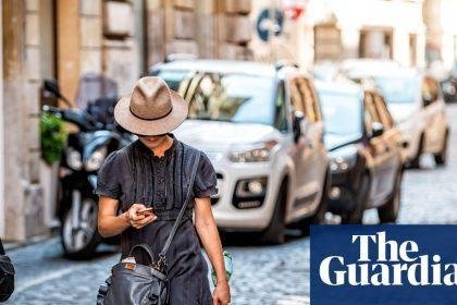 Distracted Italian pedestrians who cross road while on phone could be fined under new code