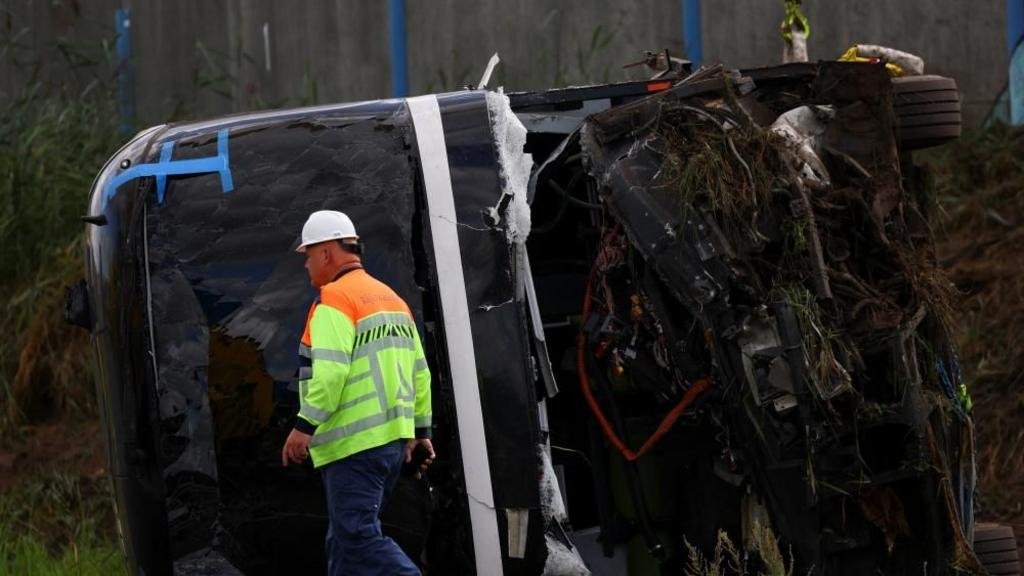 Crash involving coach carrying German students injures 16