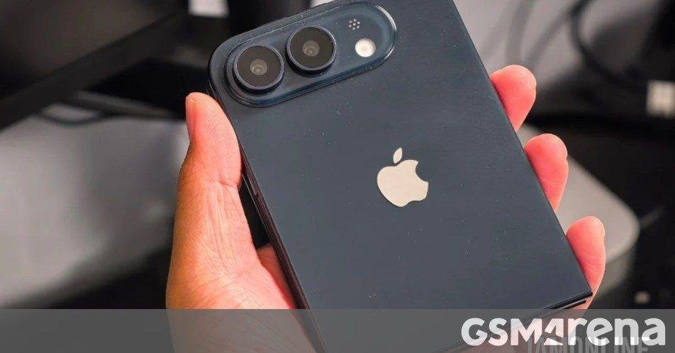 Gurman: Early iPhone Ultra testers praise its design, hinge and usability