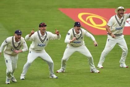 Warwickshire beat Leicestershire to seal ninth Championship title