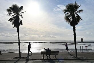 Temperatures forecast to hit 25C but heatwave chances fall