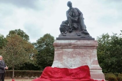 Marooned Lord Byron statue returns to Hyde Park