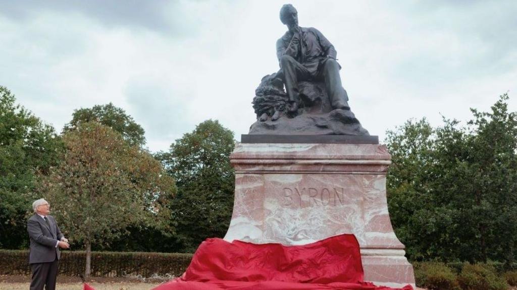Marooned Lord Byron statue returns to Hyde Park