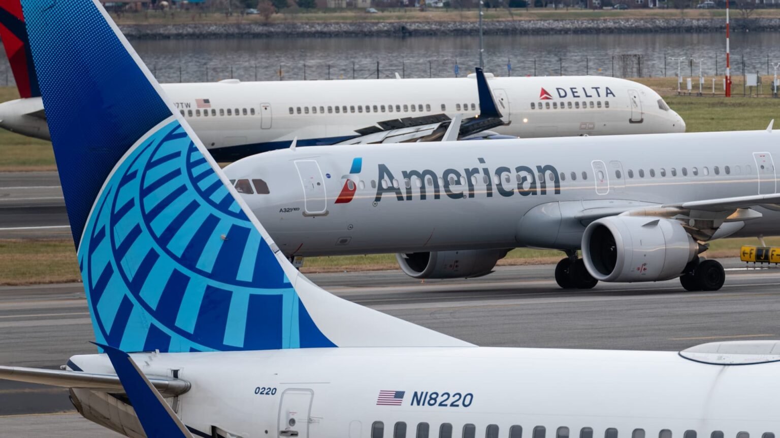 Airlines waive flight-change fees ahead of nor'easter