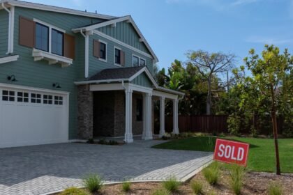Nearly 10% of borrowers opted for riskier mortgages last week, as rates soared over 7%