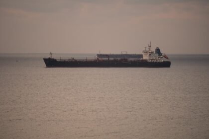 Oil extends gains as Middle East supply concerns persist