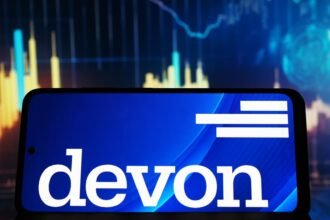 Activist Toms Capital urges Devon Energy in letter to explore alternatives, including a sale