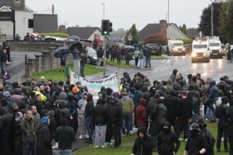Northern Ireland: 2,000 protesters block disputed Portadown march