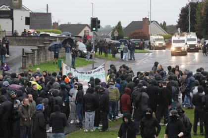 Northern Ireland: 2,000 protesters block disputed Portadown march