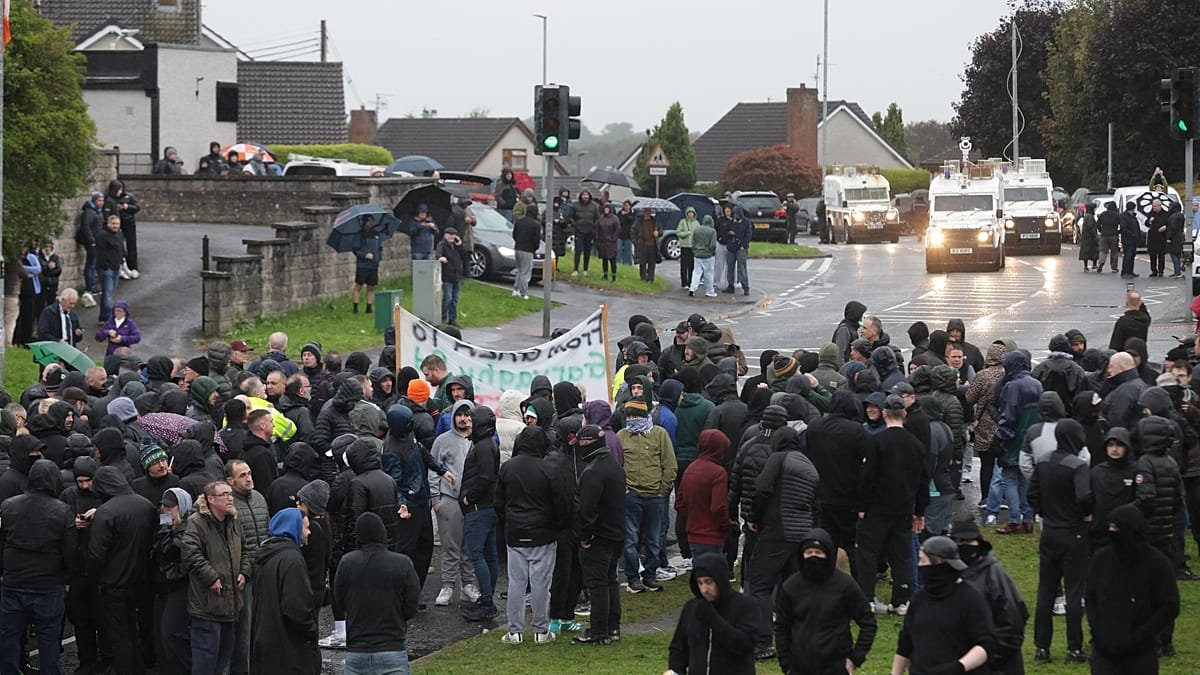 Northern Ireland: 2,000 protesters block disputed Portadown march