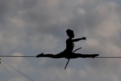 Tightrope walker crosses 400 metres between Europe’s highest slag heaps