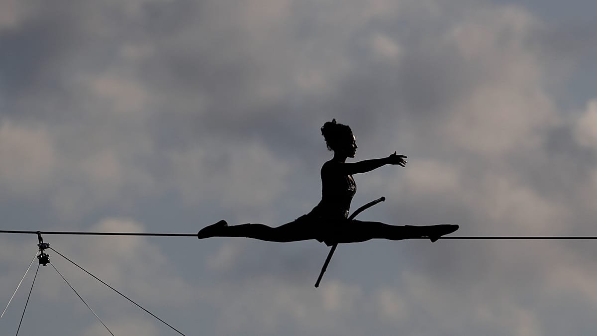 Tightrope walker crosses 400 metres between Europe’s highest slag heaps