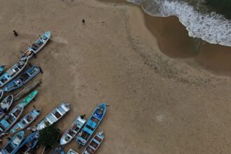 People battle huge waves to save boat in Acapulco during Hurricane Polo