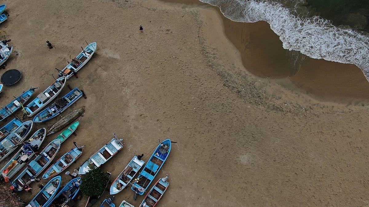 People battle huge waves to save boat in Acapulco during Hurricane Polo