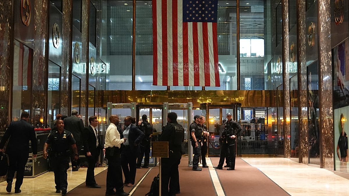 Macron walks through busy New York streets to Trump Tower