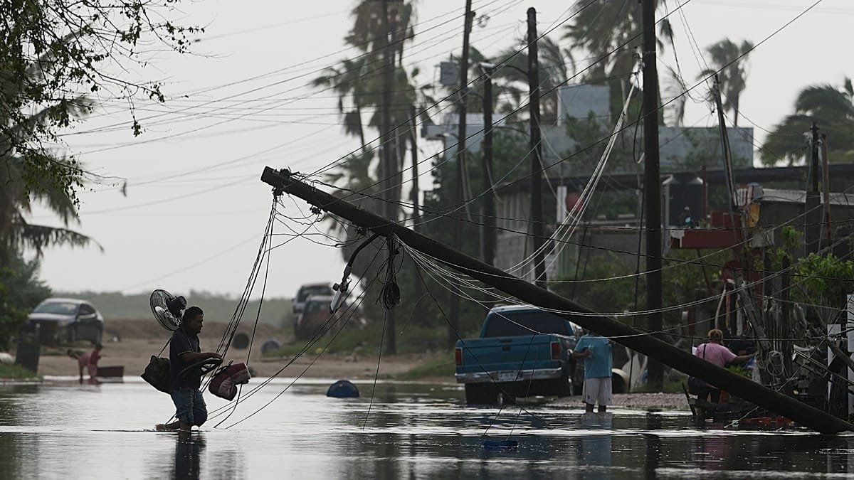 Flooding and destruction as Hurricane Polo hits Mexico