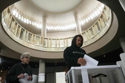 Russians vote in final day of parliamentary elections