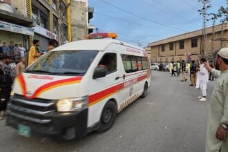At least 11 dead following suicide bomb attack in northwestern Pakistan