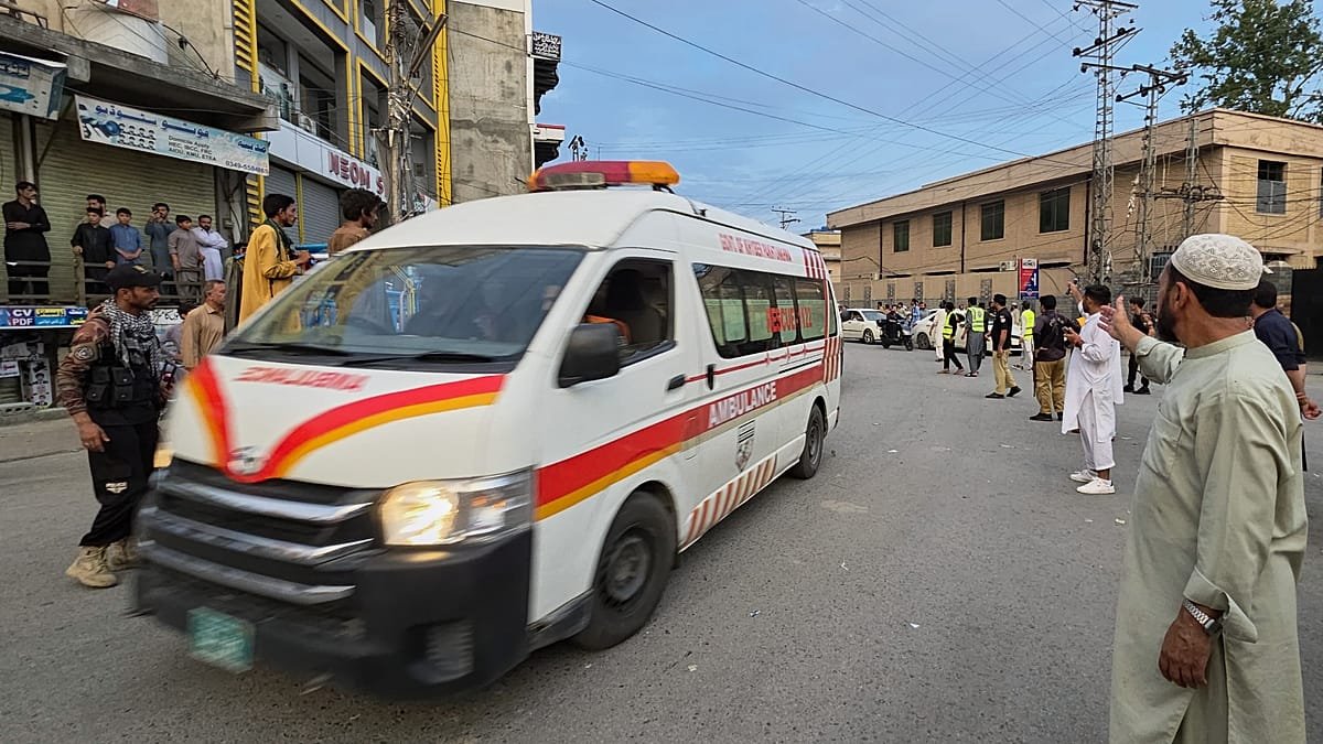 At least 11 dead following suicide bomb attack in northwestern Pakistan