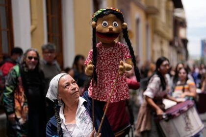 Artists protest culture cuts with music, dance and puppets in Bogotá