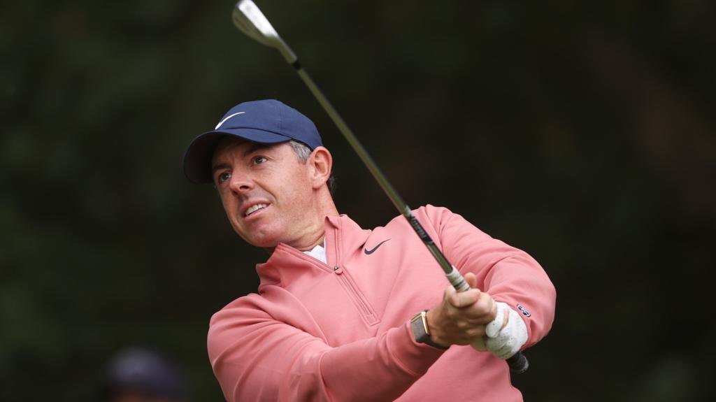 Eagle leaves McIlroy two off Wentworth lead
