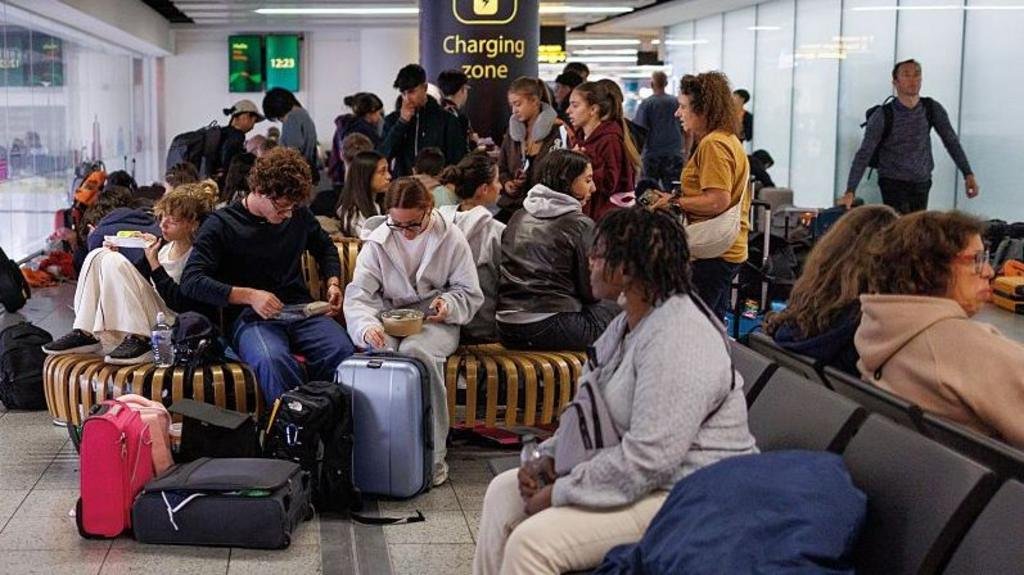 Software glitch caused travel chaos, says air traffic control body