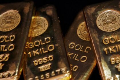 Gold falls amid rising oil prices and higher US dollar