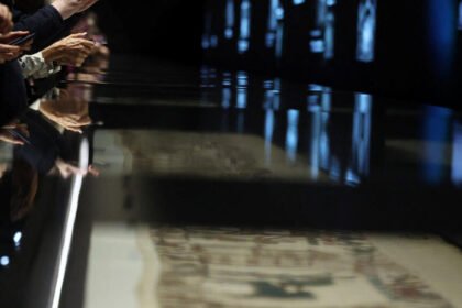 Bayeux Tapestry craze prompts photo ban at British Museum