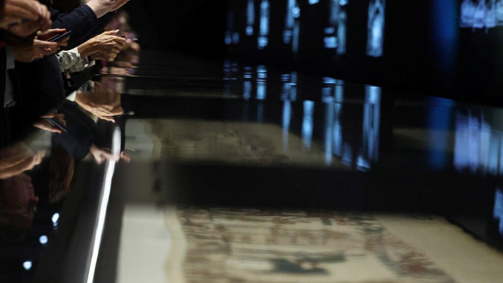 Bayeux Tapestry craze prompts photo ban at British Museum