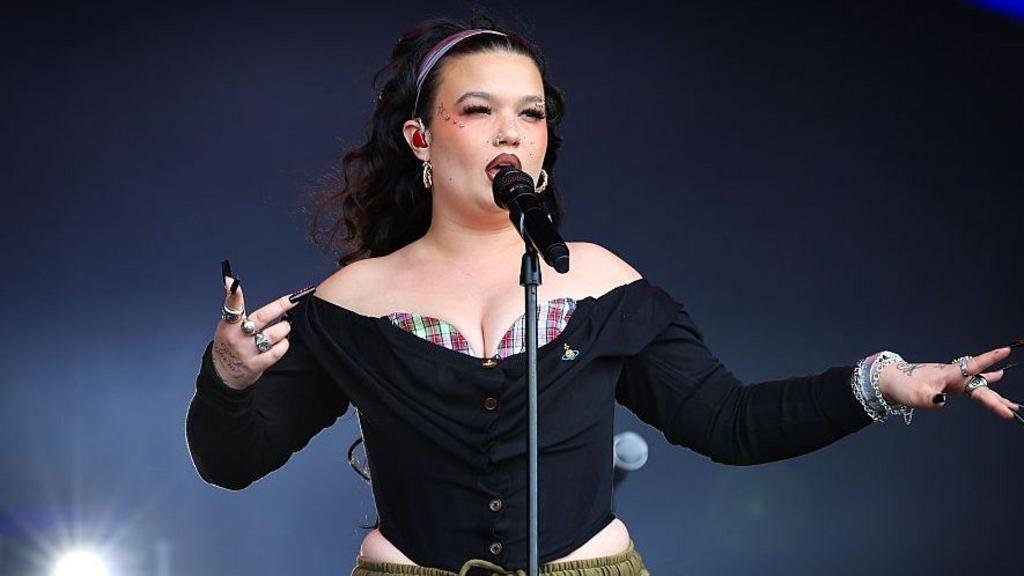 Singer Lola Young says vaping has made breathing feel like a 'chore'