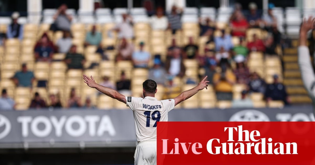 Somerset v Surrey, Warwickshire v Leics and more: County Championship title race, third day  – live