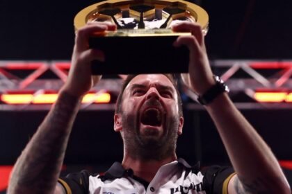 Smith beats Price to win World Series of Darts Finals