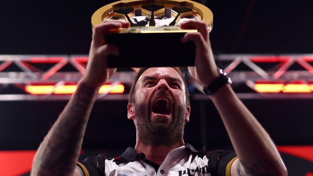 Smith beats Price to win World Series of Darts Finals