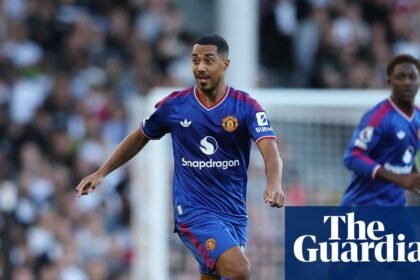 Manchester United’s engine room runs out of steam as fans voice frustration | Jacob Steinberg