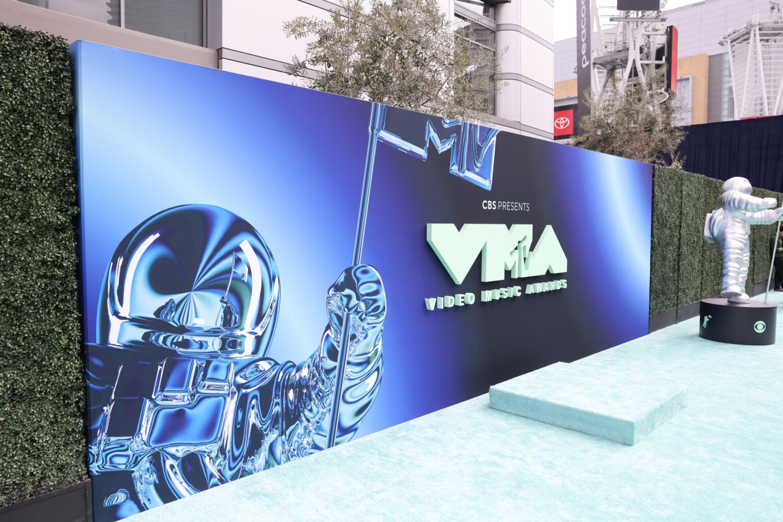 How to Stream the VMAs Live Online