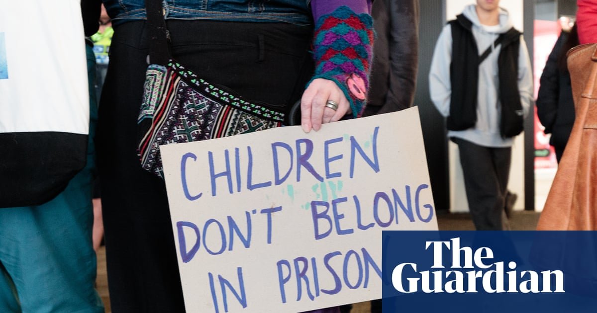 Liberal and Greens senators call for age of criminal responsibility to be lifted in wake of youth justice report