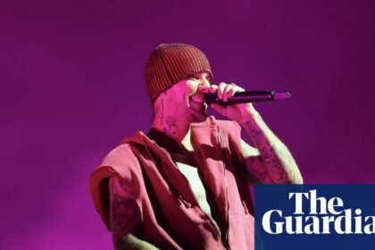 Justin Bieber performs surprise acoustic gig in beleaguered Los Angeles park