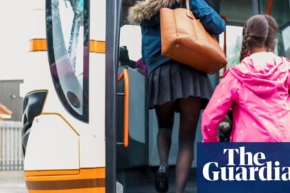 Schoolchildren without smartphones penalised with higher bus fares