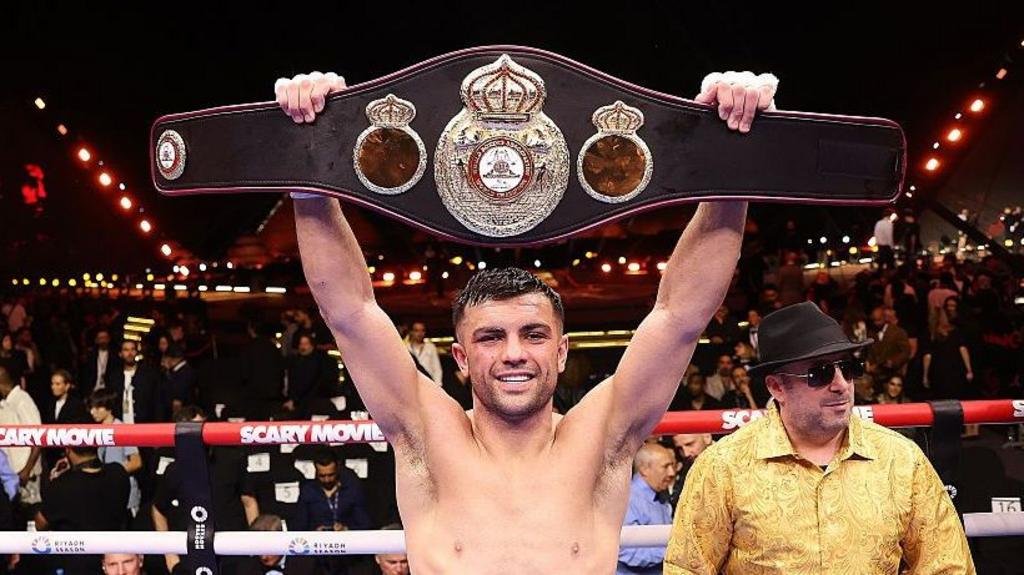 Lopez ordered to defend world title against Britain's Catterall