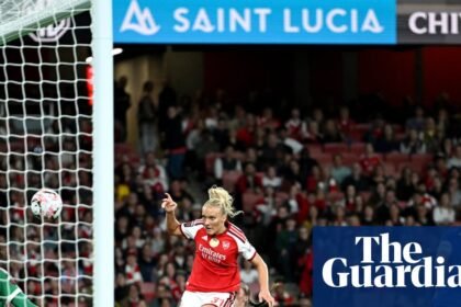 Holmberg rescues point for Arsenal but Manchester United off the mark