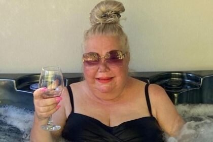 'Agony aunt' with months to live tackles bucket list