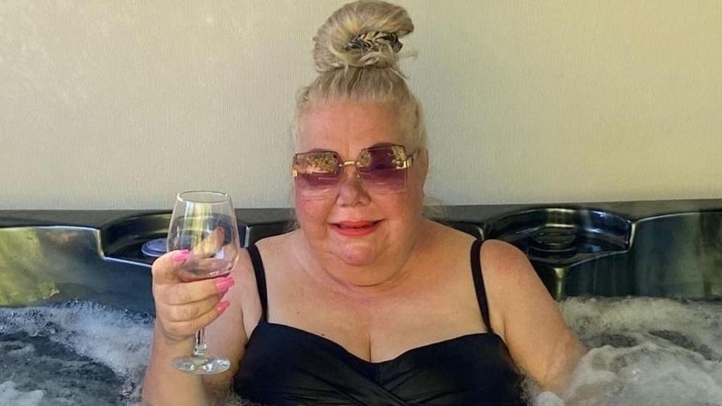 'Agony aunt' with months to live tackles bucket list