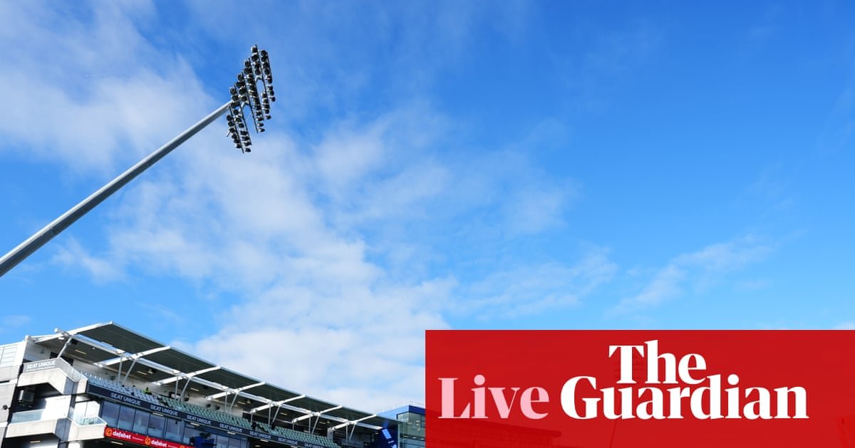 Warwickshire v Leicestershire, Somerset v Surrey, and more: county cricket final round, day two – live