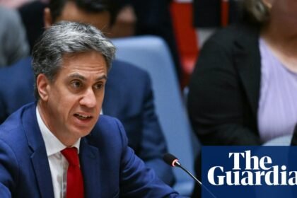 Ed Miliband meets Iran’s foreign minister as Tehran gives US ultimatum on strait of Hormuz