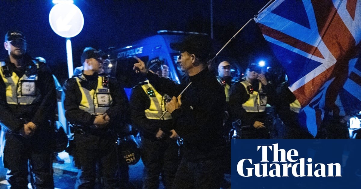 Six arrested after anti-migrant protest at marina in Hampshire