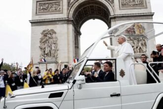 Huge crowds greet Pope in Paris ahead of open-air Mass