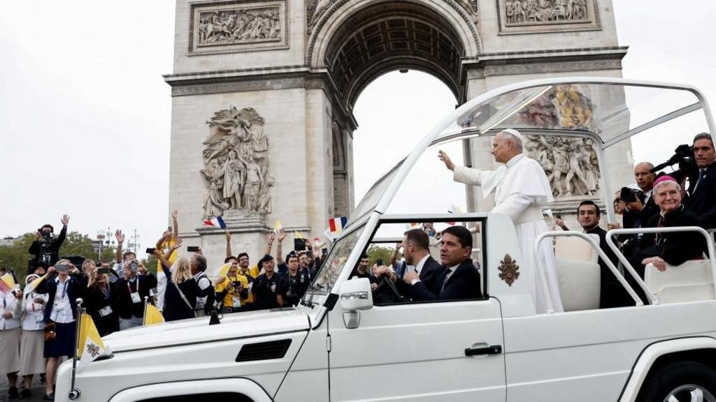 Huge crowds greet Pope in Paris ahead of open-air Mass