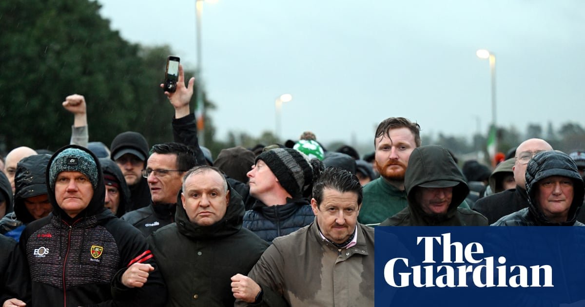 Tense standoff over loyalist march in Portadown as protesters block route