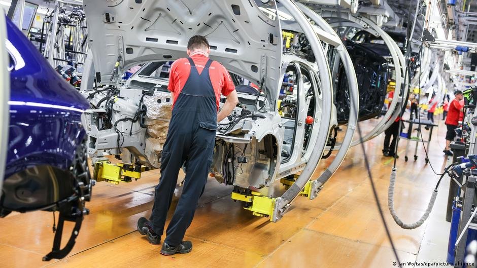 Germany's car crisis: Can the 35-hour workweek survive?